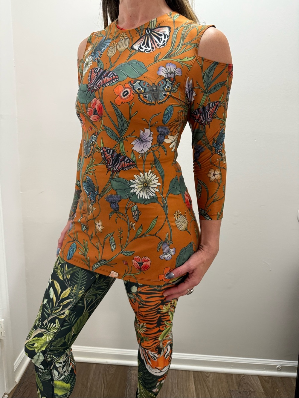 Yoga Democracy Flattering Cold-Shoulder Tunic Top in Rust Floral Pattern Size M